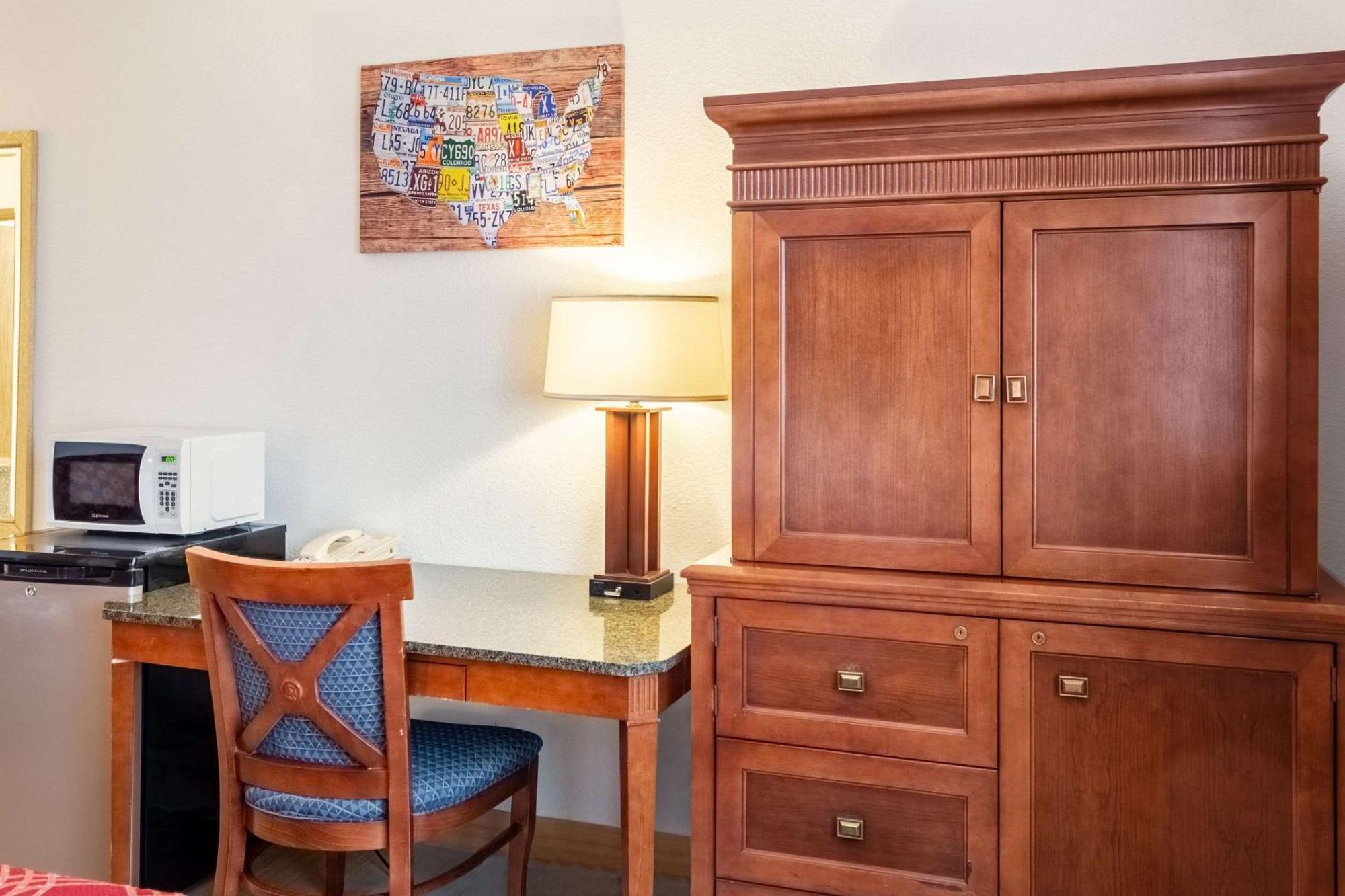 Econo Lodge Inn & Suites Madras Exteriér fotografie